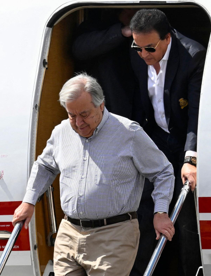 El secretario general de la ONU, Antonio Guterres, desembarca de un avión al aterrizar en el aeropuerto egipcio de Al Arish, cerca de la frontera de Rafah.