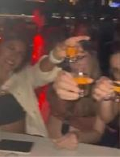 Mariana y sus amigas en la discoteca.