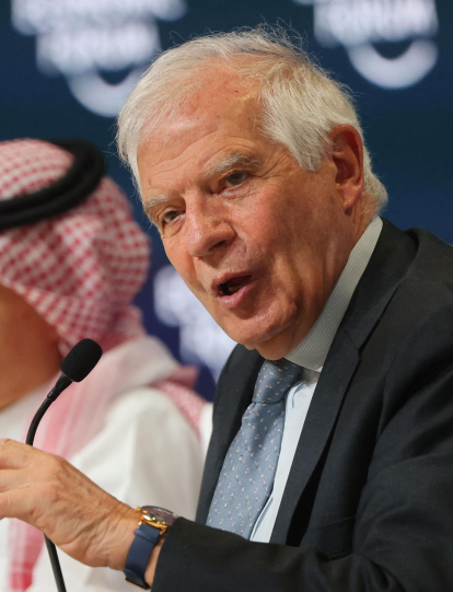 El ministro de Asuntos Exteriores saudita, el príncipe Faisal bin Farhan (izq.), y el jefe de política exterior de la UE, Josep Borrell, asisten a la reunión especial del Foro Económico Mundial en Riad el 28 de abril de 2024.