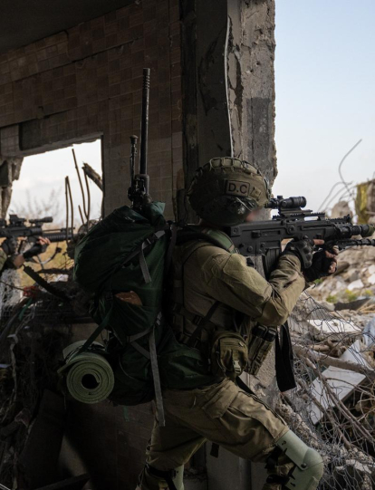 La aviación israelí atacó en la última jornada más de 100 objetivos militares de Hamás en toda la Franja de Gaza, mientras sus tropas terrestres intensifican su ofensiva militar tanto en Rafah, en el sur del enclave, como en el campo de refugiados de Yabalia, en el norte. El Ejército indicó que continúa sus operaciones "contra objetivos terroristas en la zona este de Rafah" y en el lado palestino del cruce que conecta con Egipto, aunque testigos presenciales afirmaron la mañana del martes que los tanques israelíes ya penetraron en barrios de la mitad occidental de la urbe, como Geneina, Salem y Brazil. EFE/Ejército de Israel***SOLO USO EDITORIAL/SOLO DISPONIBLE PARA ILUSTRAR LA NOTICIA QUE ACOMPAÑA (CRÉDITO OBLIGATORIO)***