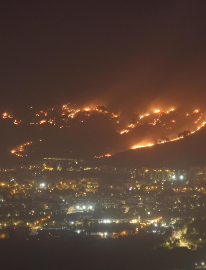 Se produce un incendio a partir de un misil derribado disparado desde el sur del Líbano, junto a la ciudad de Kiryat Shmona, cerca de la frontera entre Israel y el Líbano,