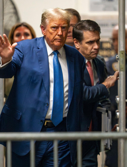 El ex presidente estadounidense y candidato presidencial republicano Donald Trump regresa a la sala del tribunal después de una pausa en su juicio penal en el Tribunal Penal de Manhattan en la ciudad de Nueva York el 20 de mayo de 2024.