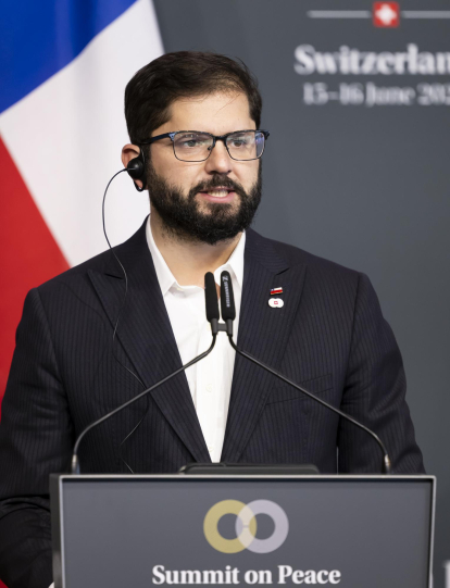 El Presidente Gabriel Boric Font de Chile habla durante la conferencia de prensa de clausura de la Cumbre sobre la Paz en Ucrania.