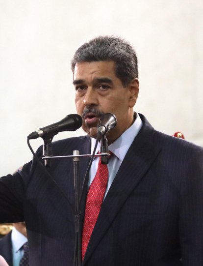 El presidente de Venezuela, Nicolás Maduro, habla a la salida del Tribunal Supremo de Justicia (TSJ) este miércoles, en Caracas (Venezuela).