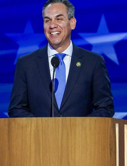 Pete Aguilar, presidente del bloque demócrata de la Cámara de Representantes, pronuncia un discurso durante la tercera noche de la Convención Nacional Demócrata