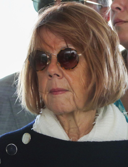 AVIÑÓN (FRANCIA), 11/09/2024.- Gisèle Pelicot (c), a su llegada al Tribunal de Justicia de Aviñón este miércoles para asistir a una nueva jornada del juicio contra Dominique Pelicot, el hombre que está siendo juzgado en Aviñón (sureste de Francia) por haber drogado durante años a su mujer Gisèle Pelicot para que otros abusaran sexualmente de ella. EFE/ Edgar Sapiña Machado
