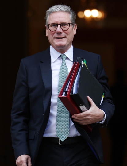London (United Kingdom), 11/09/2024.- British Prime Minister Sir Keir Starmer departs his official residence, 10 Downing Street, to attend the Prime Minister's Questions (PMQs) at Parliament in London, Britain, 11 September 2024. (Reino Unido, Londres) EFE/EPA/ANDY RAIN