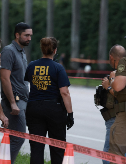 Personal de las fuerzas del orden investiga la zona alrededor del Trump International Golf Club tras un aparente intento de asesinato del expresidente.