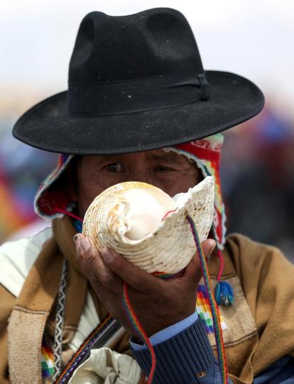 AME1449. CALAMARCA (BOLIVIA), 21/09/2024.- Un simpatizante participa en la quinta jornada de movilización del expresidente Evo Morales rumbo a la ciudad de La Paz, este sábado, en la ciudad de Calamarca (Bolivia). El expresidente boliviano Evo Morales (2006-2019) lidera este sábado el quinto día de una movilización rumbo a La Paz para exigir su habilitación como candidato para las elecciones de 2025, y después de un desaire al gobernante Luis Arce que lo esperó anoche para dialogar. EFE/ Luis Gandarillas