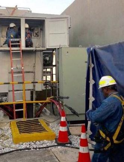 Trabajadores de Air-e en la subestación eléctrica Las Flores de Barranquilla.