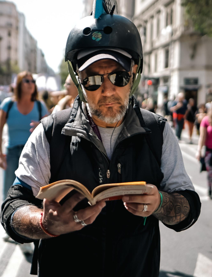 -FOTODELDÍA- AME4253. BUENOS AIRES (ARGENTINA), 02/10/2024.- Un hombre participa en una marcha este miércoles, en Buenos Aires (Argentina). Profesores y alumnos de universidades públicas de Argentina, con el respaldo de otros sectores, se vuelcan a las calles para protestar contra la intención del presidente del país, Javier Milei, de vetar una ley recientemente aprobada que garantiza mayor financiación a la educación universitaria. EFE/ Juan Ignacio Roncoroni