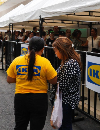 La lógistica de la tienda dispuso de carpas y espacios para controlar y amenizar la espera para el ingreso.