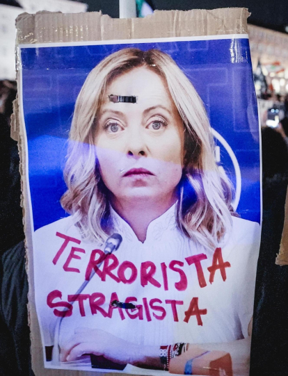 los manifestantes sostienen un cartel contra la primera ministra italiana Giorgia Meloni durante la manifestación pro Palestina para conmemorar el aniversario del ataque liderado por Hamas contra Israel, en Piazza Castello, en Turín, Italia, 07 de octubre de 2024.