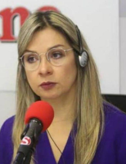 Vicky Dávila. Al lado está el hombre que la denuncia abrazando el presidente