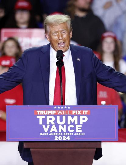 El expresidente estadounidense y candidato presidencial republicano Donald Trump habla durante un mitin de campaña en el Van Andel Arena de Grand Rapids, Michigan.