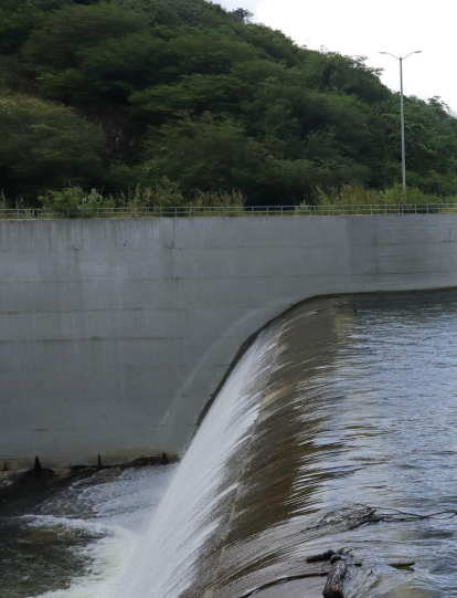 Las autoridades mantienen la alerta roja en la presa El Cercado, en el río Ranchería, donde el embalse ya reporta el 100 por 100 de su capacidad.