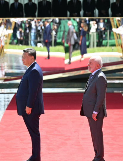 El presidente de China, Xi Jinping, recibe honores militares junto al presidente de Brasil, Luiz Inácio Lula da Silva, en el Palacio Planalto en Brasilia el 20 de noviembre de 2024.