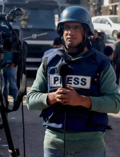 Periodistas trabajando en una calle de Rafah, en el sur de la Franja de Gaza, el 11 de diciembre de 2023, en medio de los continuos combates entre Israel y Hamás