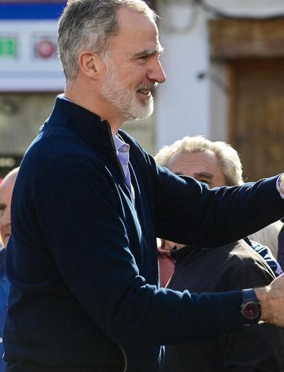 El rey Felipe VI de España saluda a los residentes.