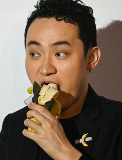 Justin Sun, en el momento en que se comió el banano subastado, el viernes pasado en Hong Kong.