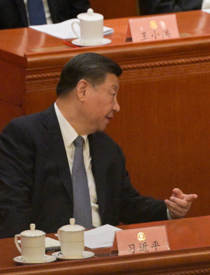 Xi Jinping habla con Li Qiang durante el evento.