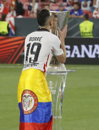 Rafael Santos Borré celebra el título de la Europa League con el Eintracht.