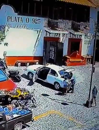 Captura de pantalla del video en el que se ve cómo cargarían el cuerpo de Camila en el taxi.