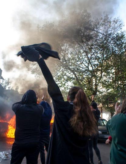 Las protestas a escala nacional comenzaron luego de la muerte de Mahsa Amini, una joven de 22 años, bajo custodia de la Policía de la Moralidad de la República Islámica en 2022 en Teherán.