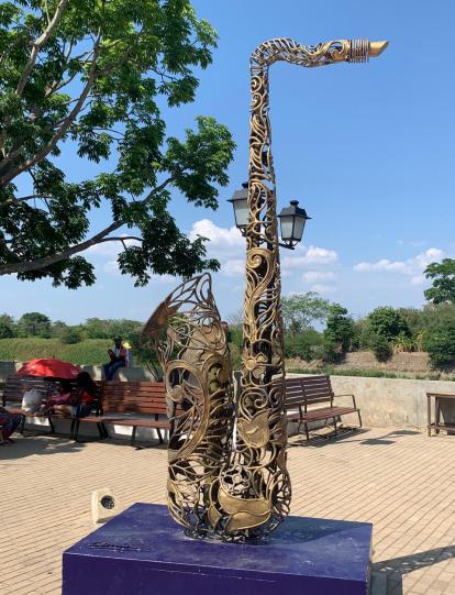 Mompox, escultura del saxofón en el malecón del Río Magdalena