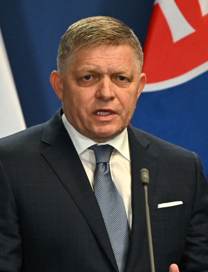 (ARCHIVOS) El primer ministro eslovaco, Robert Fico, hace gestos mientras se dirige a una conferencia de prensa con su homólogo húngaro en el monasterio Carmelita de Budapest.