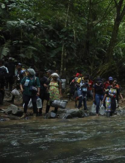 Migrantes cruzando la selva del Darién. (Foto de archivo)