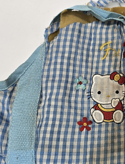 Esta foto de las autoridades de Corea del Sur muestra ropa de Hello Kitty sucia que fue enviada en globos por Corea del Norte.