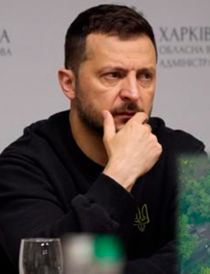 Volodimir Zelenski y Vladimir Putin. Imagen aérea del ejército ruso bombardeando tropas ucranianas en Kursk.