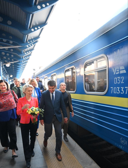 La presidenta de la Comisión Europea, Ursula von der Leyen, llegó este viernes en tren a Kiev procedente de Polonia.