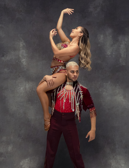 Bailarines profesionales de salsa y bachata.