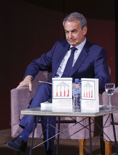 El expresidente del Gobierno José Luis Rodríguez Zapatero participa en la presentación del libro, La democracia y sus derechos del que ha sido coordinador, este martes en el Ateneo de Madrid. EFE/ Zipi