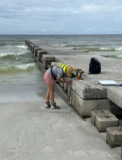 USA7265. LONG BOAT KEY (FL, EEUU), 26/09/2024.- Fotografía cedida por el Servicio Geológico de Estados Unidos (USGS) donde aparece Julie Hobbs, técnica hidrológico del servicio, instalando un sensor de olas antes de la llegada del huracán Helene este miércoles, en Long Boat Key, Florida (Estados Unidos). El huracán Helen se fortaleció durante la mañana de este jueves hasta casi alcanzar la categoría 3 en la escala Saffir-Simpson y mientras prosigue su avance hacia Florida, informó el Centro Nacional de Huracanes (NHC, en inglés) de EE.UU. EFE/ Julie Hobbs / USGS / SOLO USO EDITORIAL/ SOLO DISPONIBLE PARA ILUSTRAR LA NOTICIA QUE ACOMPAÑA (CRÉDITO OBLIGATORIO)