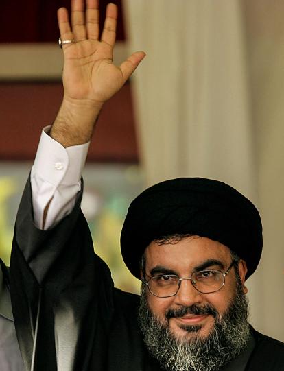 El jefe de Hezbolá, Hassan Nasrallah, saluda a la multitud un mitin en 2006.