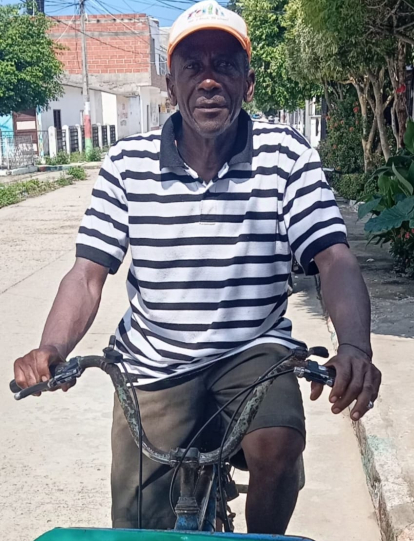 Policarpo Julio Blanco, sigue pedaleando en su bicitaxi.