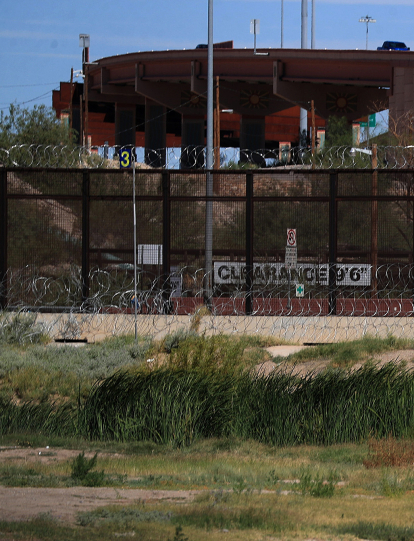 Fotografía de barricadas de alambre de púas, el 23 de septiembre de 2024 en el muro fronterizo de Ciudad Juárez en el estado de Chihuahua (México). Las autoridades de Texas (Estados Unidos) amplían de nuevo el cerco fronterizo con México, con lo que afectan ahora áreas cercanas a Nuevo México, lo que eleva los riesgos para los migrantes varados en la mexicana Ciudad Juárez, denunciaron este miércoles a EFE organizaciones civiles. EFE/Luis Torres