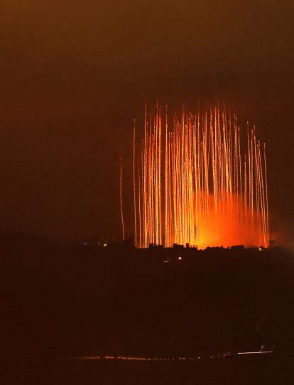 Artillería israelí impacta en una aldea en el sur del Líbano.