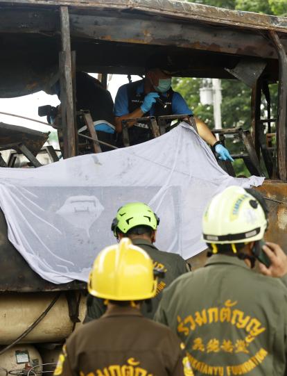 Bangkok (Thailand), 01/10/2024.- Thai forensic police officers inspect a burnt bus on Vibhavadi Rangsit road in Bangkok, Thailand, 01 October 2024. At least 20 students and three teachers were killed in the accident and many others were injured, police said. (Tailandia) EFE/EPA/NARONG SANGNAK