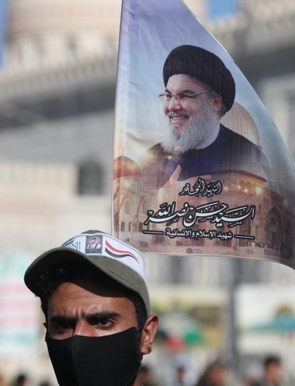 Sana'a (Yemen), 04/10/2024.- An armed Houthi fighter wears a flag attached to his hat depicting Lebanon's Hezbollah late leader Hassan Nasrallah during a rally in solidarity with the Lebanese and Palestinian people in Sana'a, Yemen, 04 October 2024. US airstrikes on 04 October targeted 19 Houthis-held positions in four Yemeni cities, including the capital Sana'a, amid the escalation of the Houthi shipping attacks in the seas around Yemen and on targets in Israel, according to the Houthis-run Al-Masirah TV. No casualties were reported yet. (Líbano, Hizbulá/Hezbolá) EFE/EPA/YAHYA ARHAB