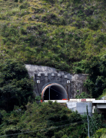 El túnel carretero más largo de América está en Antioquia. Se trata del Túnel del Toyo