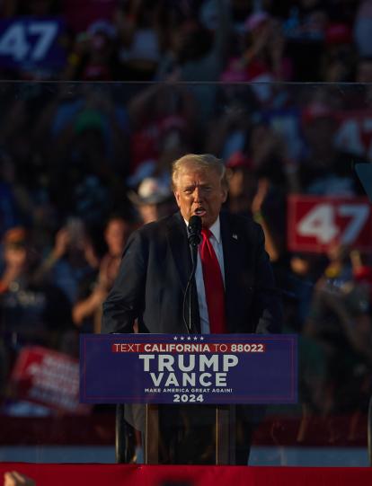 El expresidente estadounidense y actual candidato presidencial republicano Donald Trump habla durante un mitin electoral en Coachella, California, el 12 de octubre de 2024.