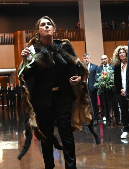 La senadora australiana Lidia Thorpe interrumpe el procedimiento mientras el rey británico Carlos III y
La Reina Camilla asiste a una recepción parlamentaria ofrecida por el Primer Ministro australiano Anthony Albanese y su socio Jodie Jaydon en el Parlamento en Canberra, Australia, el 21 de octubre de 2024.