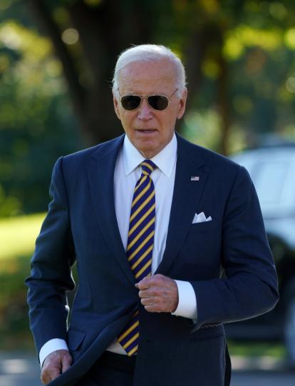 El Presidente ESTADOUNIDENSE Joe Biden camina para hablar con representantes de los medios antes de salir de la Casa Blanca en Washington, DC, EE.UU., 24 de octubre de 2024.