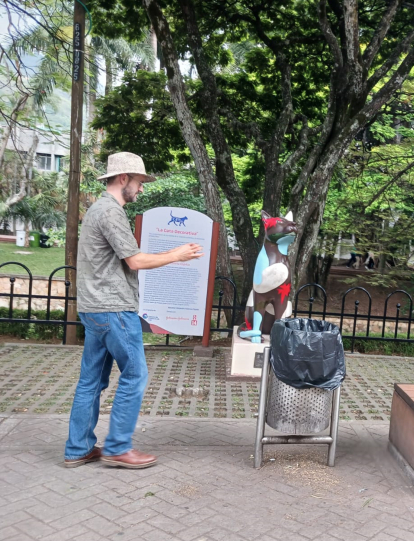 El inglés Richard Kent, tomando foto a la Gata Decorativa en el Bulevar del Río, en Cali.