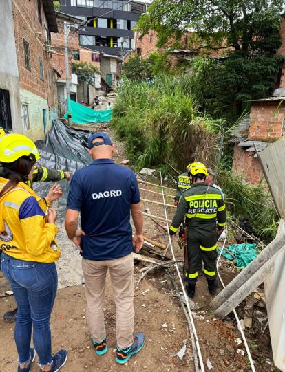 Autoridades de emergencia hicieron presencia en el barrio Popular el pasado 24 de octubre por el riesgo que 13 familias corrían a raíz de las condiciones del terreno.