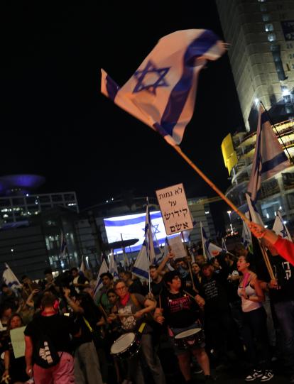 Los manifestantes antigubernamentales salen a las calles después de que el primer ministro israelí despidiera al Ministro de Defensa Yoav Gallant en Tel Aviv, Israel, 05 de noviembre de 2024.